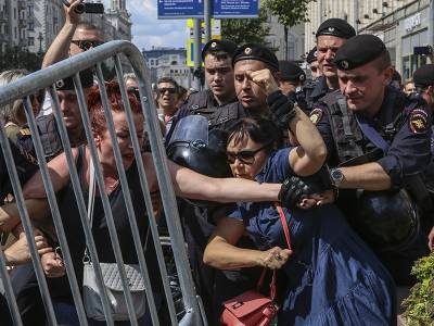 Дмитрий Быков - Быков: Росгвардейцам можно не беспокоиться. Исполнителям преступных приказов никогда ничего не бывает - sobesednik.ru - Белоруссия