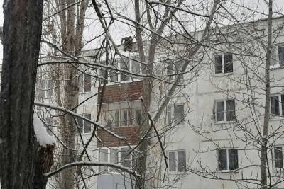В Оренбурге на крышах снег чистят люди без страховки - oren.mk.ru - Оренбург
