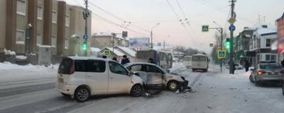 В Томске столкнулись 2 иномарки и автобус, пострадали 3 человека - runews24.ru - Томск