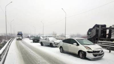 В пригороде Владивостока во время снегопада столкнулись 11 машин - iz.ru - Приморье край - Владивосток