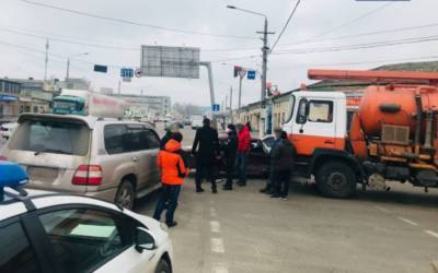 Легковушка не поделила дорогу с грузовиком и джипом: кадры тройного ДТП в Одессе - odessa.politeka.net - Одесса