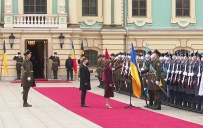Владимир Зеленский - Майя Санду - Санду приветствовала военных фразой Слава Украине - korrespondent.net - Киев - Молдавия