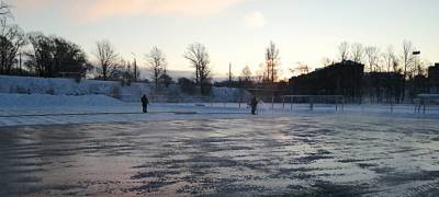 В центре Петрозаводска на стадионе "Юность" заливают ледовый каток - stolicaonego.ru - Петрозаводск - республика Карелия