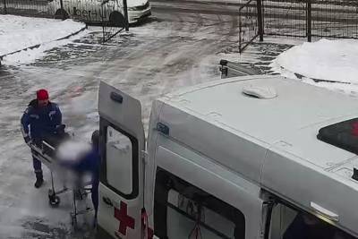 Шестиклассник мог выпасть из окна школы, подражая герою комикса - spb.mk.ru