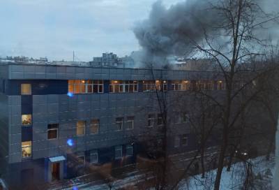 В центре Петербурга тушат горящее здание бизнес-центра - online47.ru - Санкт-Петербург