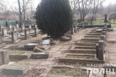 Неизвестные разрушили 17 памятников братской могилы на Херсонском кладбище - vkcyprus.com - Херсон