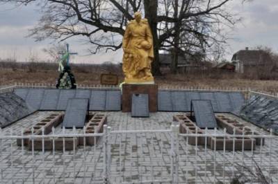 В Херсоне злоумышленники повредили памятники братской могилы - newsone.ua - Херсон - Херсонская обл.