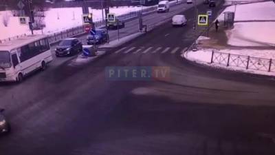 В Колпино из-за столкновения на перекрестке иномарка вылетела на тротуар - piter.tv