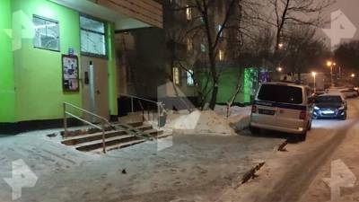 Напавший на полицейских в Москве мужчина ранее ранил себя ножом - iz.ru - Москва