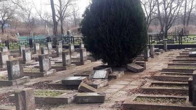 В Херсоне вандалы осквернили братскую могилу воинов-освободителей - iz.ru - Херсон