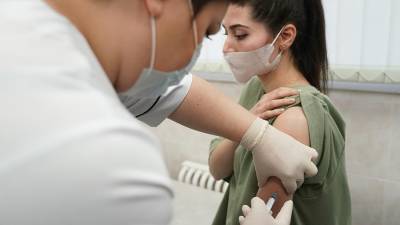Владислав Жемчугов - Врач предложил обязать вакцинироваться от COVID представителей ряда профессий - iz.ru