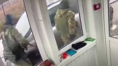 Попытка украинца прорваться в Крым на внедорожнике попала на видео - iz.ru - Крым - Запорожья