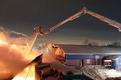 Ночью в Екатеринбурге из-за крупнейшего пожара обрушилась кровля - eburg.mk.ru - Екатеринбург - Свердловская обл.