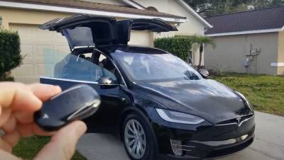 Илон Маск - Tesla обнаружила несуществующего человека на кладбище - gazeta.ru