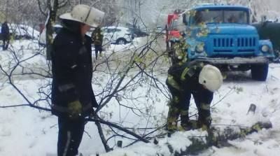 Непогода в Украине: без света остались более 50 населенных пунктов - ru.slovoidilo.ua - Украина - Луганская обл. - Запорожская обл. - Харьковская обл. - Николаевская обл. - Кировоградская обл. - Днепропетровская обл. - Закарпатская обл. - Полтавская обл. - Донецкая обл.