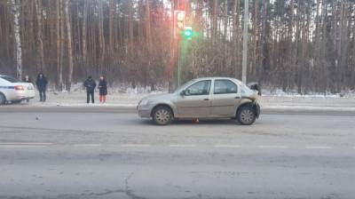 В Воронеже у больницы столкнулись две иномарки: пострадали оба водителя - vestivrn.ru - Воронеж