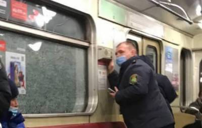 ЧП в метро Киева: атакован поезд с пассажирами, кадры беспредела - politeka.net - Киев