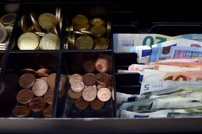 Доллар и евро начали торги на "Московской бирже" снижением - smartmoney.one - Россия - США