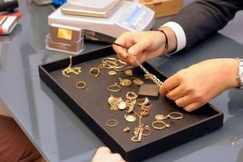 Сиделка пожилой вологжанки украла ее золотые украшения - vologda-poisk.ru - Вологда