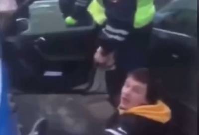 Видео: Петербуржец пошел в магазин за кефиром и устроил сцену инспекторам ГИБДД - online47.ru - Санкт-Петербург