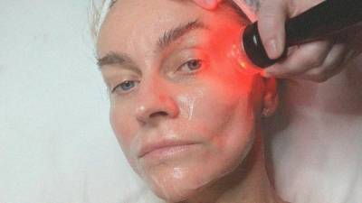 Кейт Хадсон - Эмма Стоун - Джессика Альба - LED-маска для лица: мифы и реальность - skuke.net