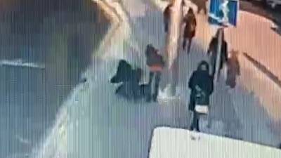 Уфимец помог упавшему пенсионеру и ограбил его. Видео - vesti.ru - Уфа