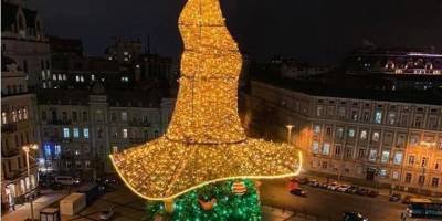 Тимофей Милованов - Волшебную шляпу главной елки страны установили возле Киевской школы экономики — фото - nv.ua - Киев