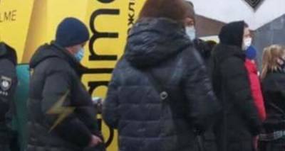 "Гениальный способ" борьбы с отпадающей плиткой: в харьковском метро удивили "ноу-хау", фото - kharkov.politeka.net - Харьков