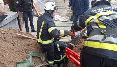 Кадры трагического ЧП в Киеве: спасатели бросились на помощь, из под завалов достали тело - politeka.net - Киев