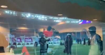 Скандал в Кувейте: обладатели Кубка страны после выигранного трофея принялись качать на руках судью (видео) - tsn.ua - Кувейт