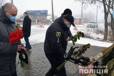 Полиция почтила память жертв теракта под Волновахой - lenta.ua