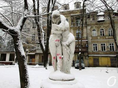В одесском Пале-Рояле вандалы испоганили скульптуру «Эрот и Психея» (фото) - odessa-life.od.ua