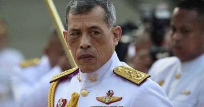 Поближе к народу: король Таиланда отправился в вояж по тюрьмам в компании фаворитки - focus.ua - Таиланд
