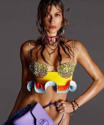 Кендалл Дженнер - Хейли Бибер - Провокация! Хейли Бибер без белья в новом кампейне Versace - skuke.net - Аргентина
