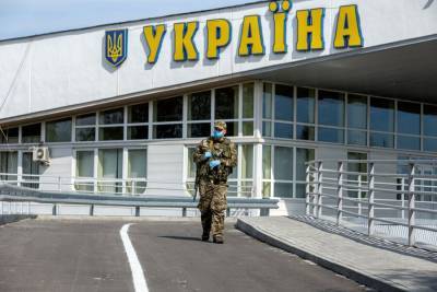 На границе Украины через забор пытались передать 400 тысяч рублей - m24.ru - Луганская обл.