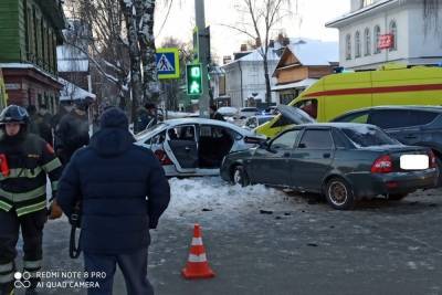 Тойота, Фольксваген, Лада и столб: в Костроме произошло крупное ДТП - kostroma.mk.ru - Кострома