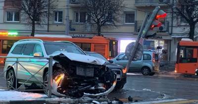 На пересечении Театральной и Ленпроспекта столкнулись Mercedes и Audi, есть пострадавшая (фото) - klops.ru - Калининград