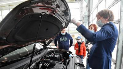 Продажи новых автомобилей в России в 2020 году снизились на 9% - iz.ru - Израиль