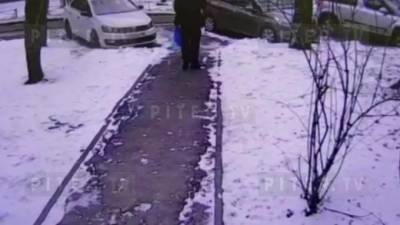 Аферист, обманувший пенсионерку с помощью легенды о сыне и ДТП, попал на видео - piter.tv - Санкт-Петербург