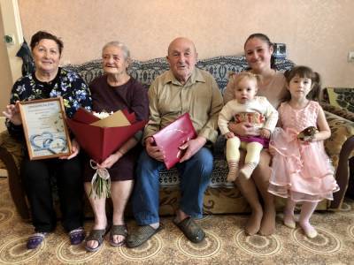 Мэр Анивы Артем Лазарев поздравил чету Денисовых с 65-летием супружеской жизни - sakhalin.info - район Анивский
