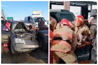 Под Одессой иномарка залетела под грузовик, видео ДТП: "водителя вырезали из груды металла" - odessa.politeka.net - Одесса - Черноморск