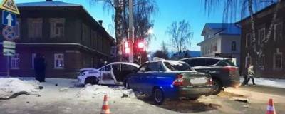 В результате ДТП с участием авто службы такси пострадали пять костромичей - runews24.ru - Кострома