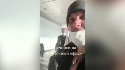 Петр Порошенко - Радикал из "Азова" напал на Порошенко - vesti.ru - Эквадор