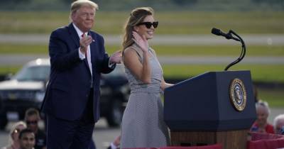 Дональд Трамп - Помощница Трампа уволилась с должности после импичмента - tsn.ua - США