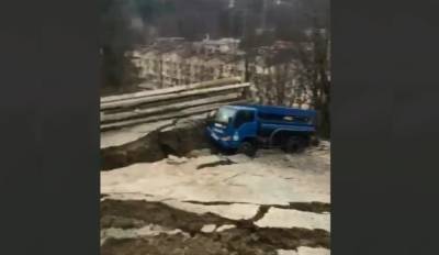 «Земля уходит из-под ног»: в Сочи показали на видео, как в городе сошел оползень - riafan.ru - Сочи