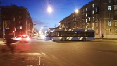Из-за аварии с троллейбусом на улице Васи Алексеева образовалась пробка - piter.tv