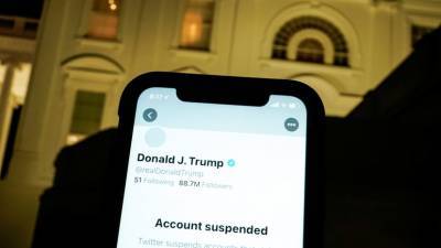 Дональд Трамп - Мария Захарова - «Просто взяли и отключили»: Захарова назвала блокировку аккаунтов Трампа ударом по декларируемым Западом ценностям - russian.rt.com - США