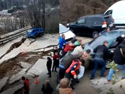 В Сочи обрушилась дорога с машинами и людьми, жители спасают имущество - privet-rostov.ru - Сочи