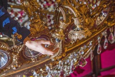 Пока идет карантин: в Одесском оперном театре чистят 12-метровую люстру (фото) - odessa-life.od.ua - Одесса
