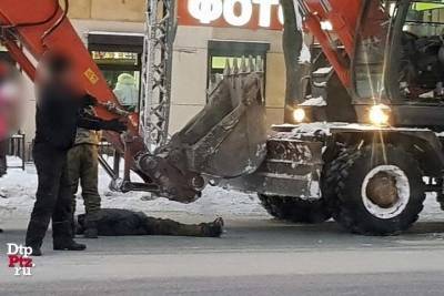 Невнимательность и последствия: экскаватор сбил пешехода в столице Карелии. Видео - karel.mk.ru - Петрозаводск - республика Карелия
